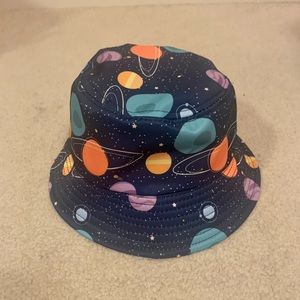 Planet print bucket hat